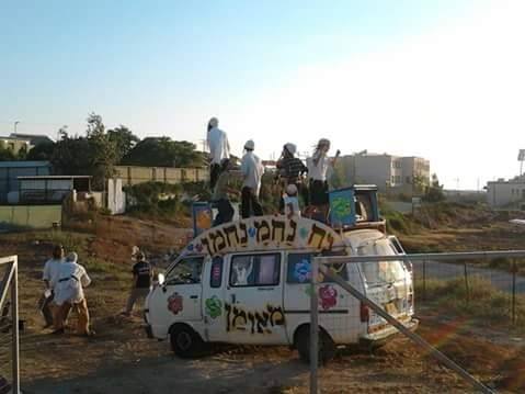 Nanach Van Dirt Road Kids On Top